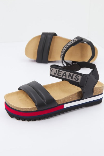 TOMMY JEANS FLAG OUTSOLE en color NEGRO (1)