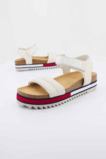 TOMMY JEANS FLAG OUTSOLE en color BEIS (1)