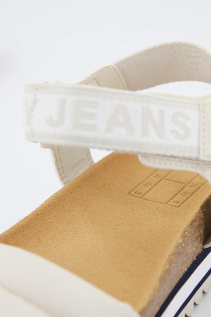 TOMMY JEANS FLAG OUTSOLE en color BEIS (4)