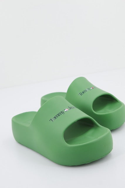 TOMMY JEANS CHUNKY FLATFORM POOL en color VERDE (1)