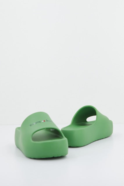 TOMMY JEANS CHUNKY FLATFORM POOL en color VERDE (4)