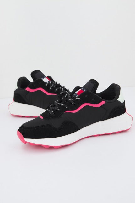 TOMMY JEANS NEW RUNNER en color NEGRO (1)