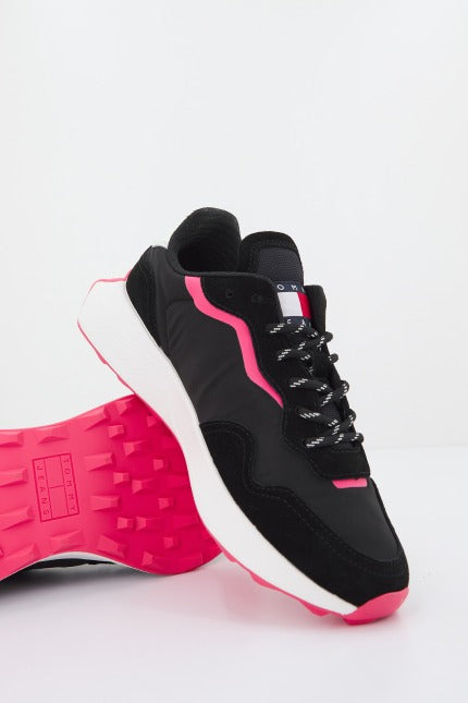 TOMMY JEANS NEW RUNNER en color NEGRO (2)