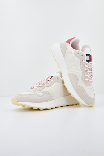 TOMMY JEANS NEW RUNNER en color BEIS (1)