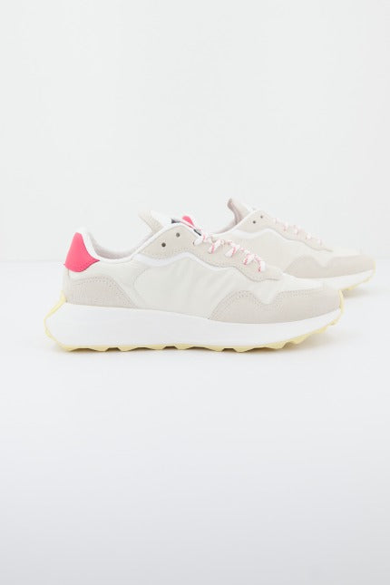 TOMMY JEANS NEW RUNNER en color BEIS (2)