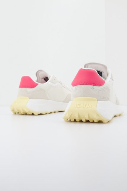 TOMMY JEANS NEW RUNNER en color BEIS (3)
