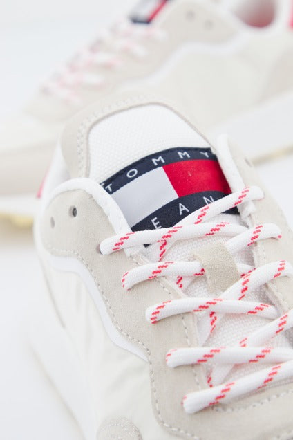 TOMMY JEANS NEW RUNNER en color BEIS (4)