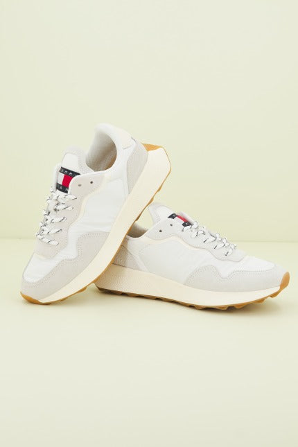 TOMMY JEANS NEW RUNNER en color BEIS (1)