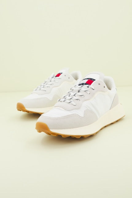 TOMMY JEANS NEW RUNNER en color BEIS (2)