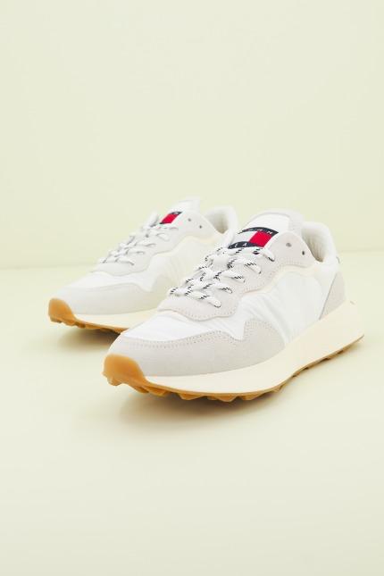 TOMMY JEANS NEW RUNNER en color BEIS (2)