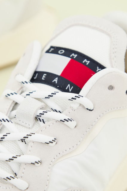 TOMMY JEANS NEW RUNNER en color BEIS (4)