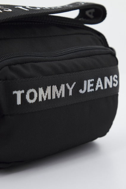 TOMMY JEANS ESSENTIAL CROSSOVER en color NEGRO (4)