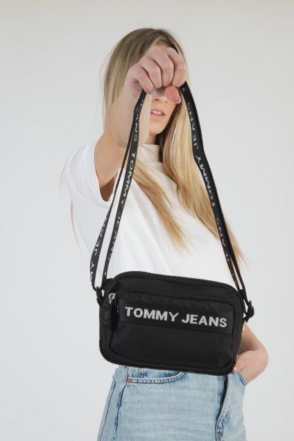 TOMMY JEANS ESSENTIAL CROSSOVER en color NEGRO (5)