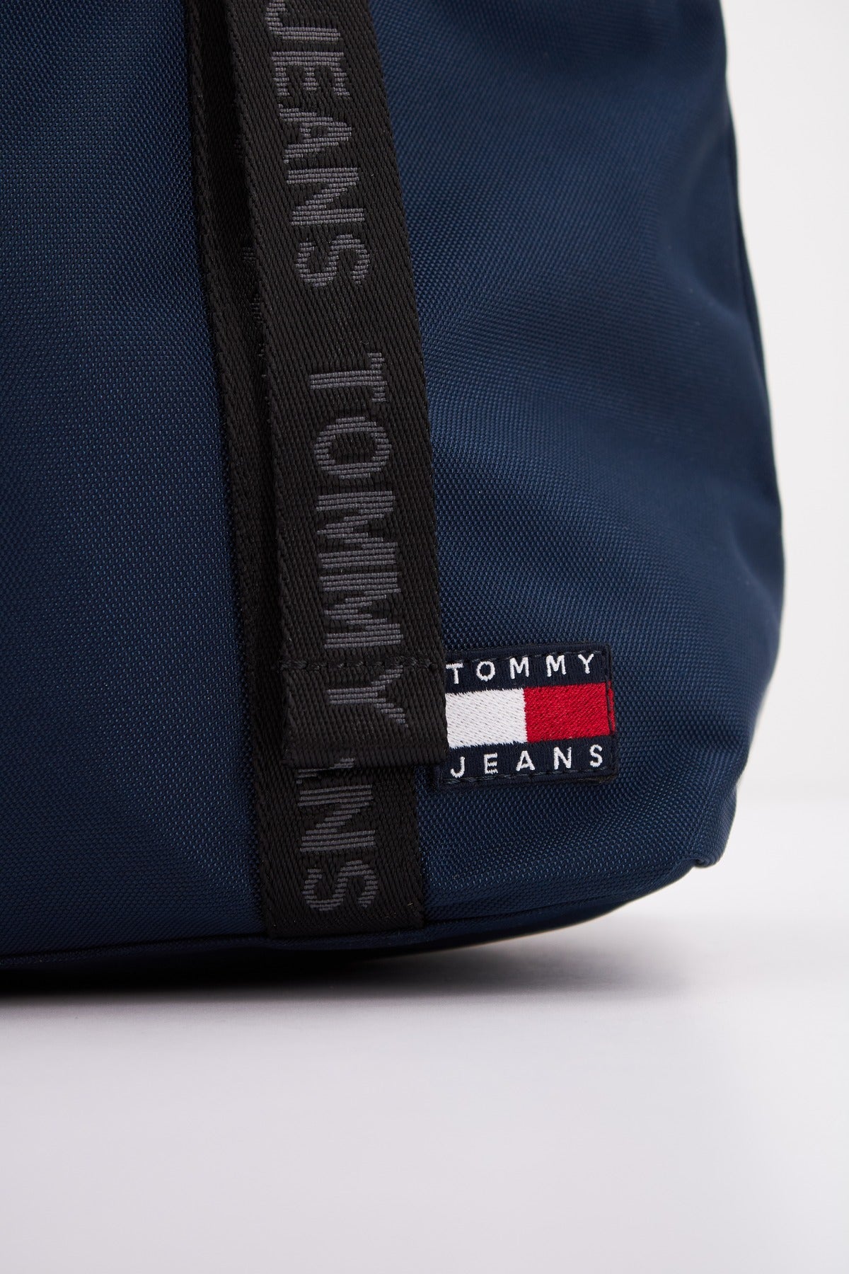 TOMMY JEANS TJW ESSENTIAL DAILY MINI en color AZUL (4)