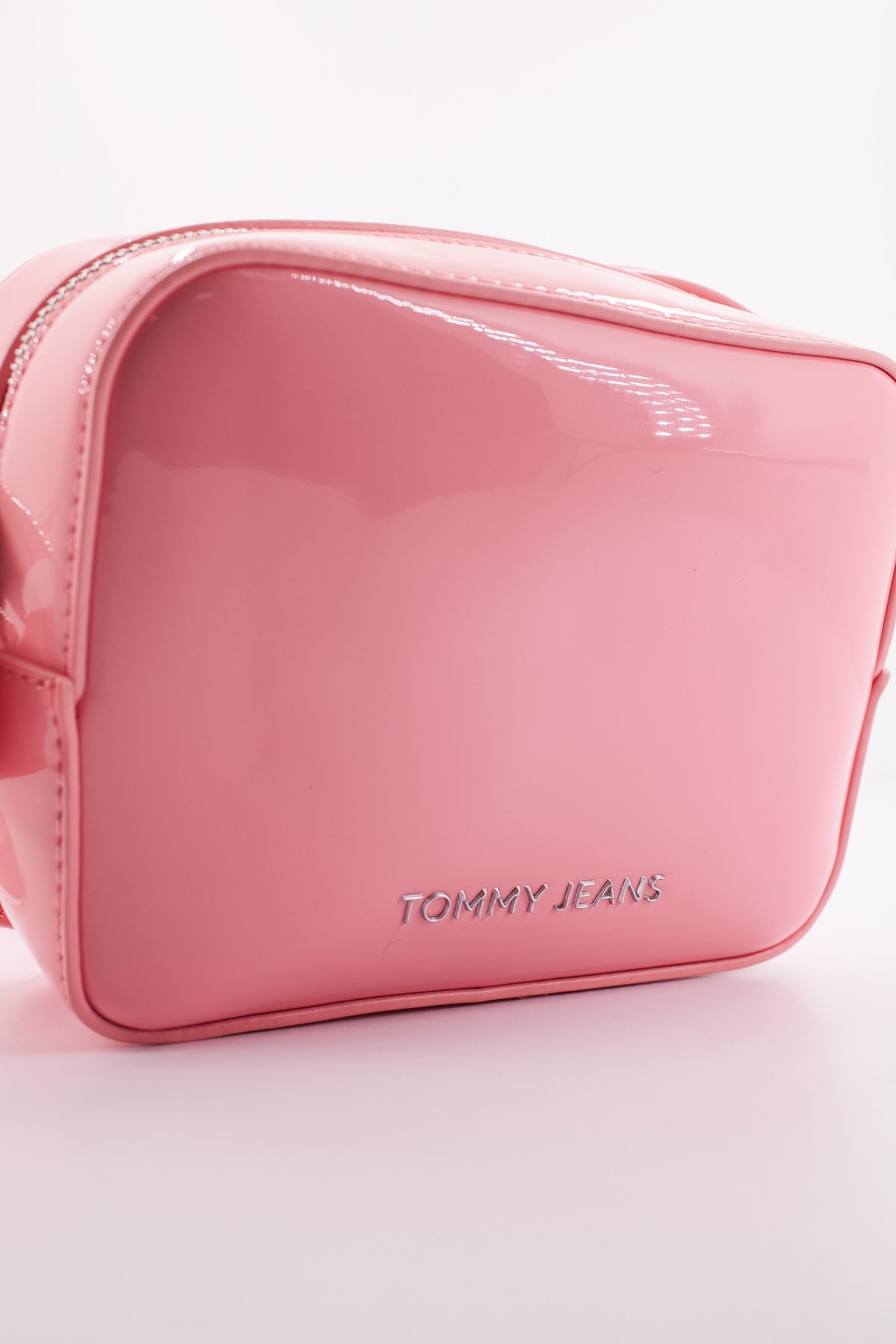TOMMY JEANS TJW ESS MUST CAMERA BAG en color ROSA (4)