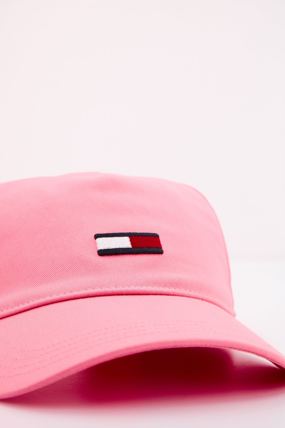 TOMMY JEANS TJW ELONGATED FLAG CAP en color ROSA (4)