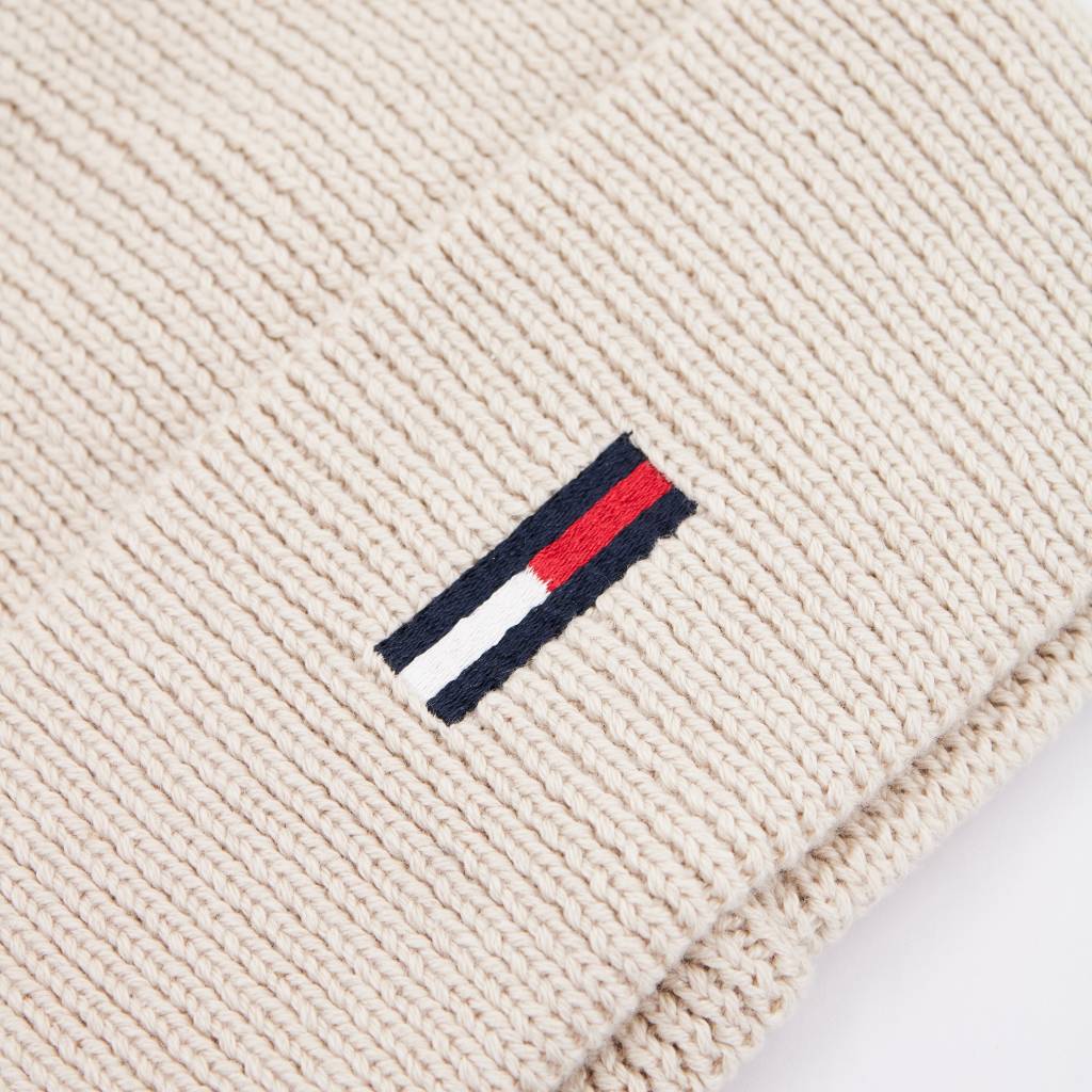 TOMMY JEANS TJW ELONGATED FLAG BEANI en color BEIS (6)