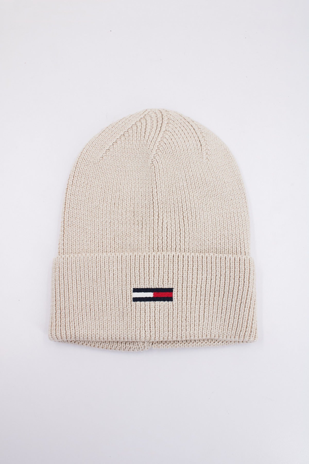 TOMMY JEANS TJW ELONGATED FLAG BEANI en color BEIS (1)