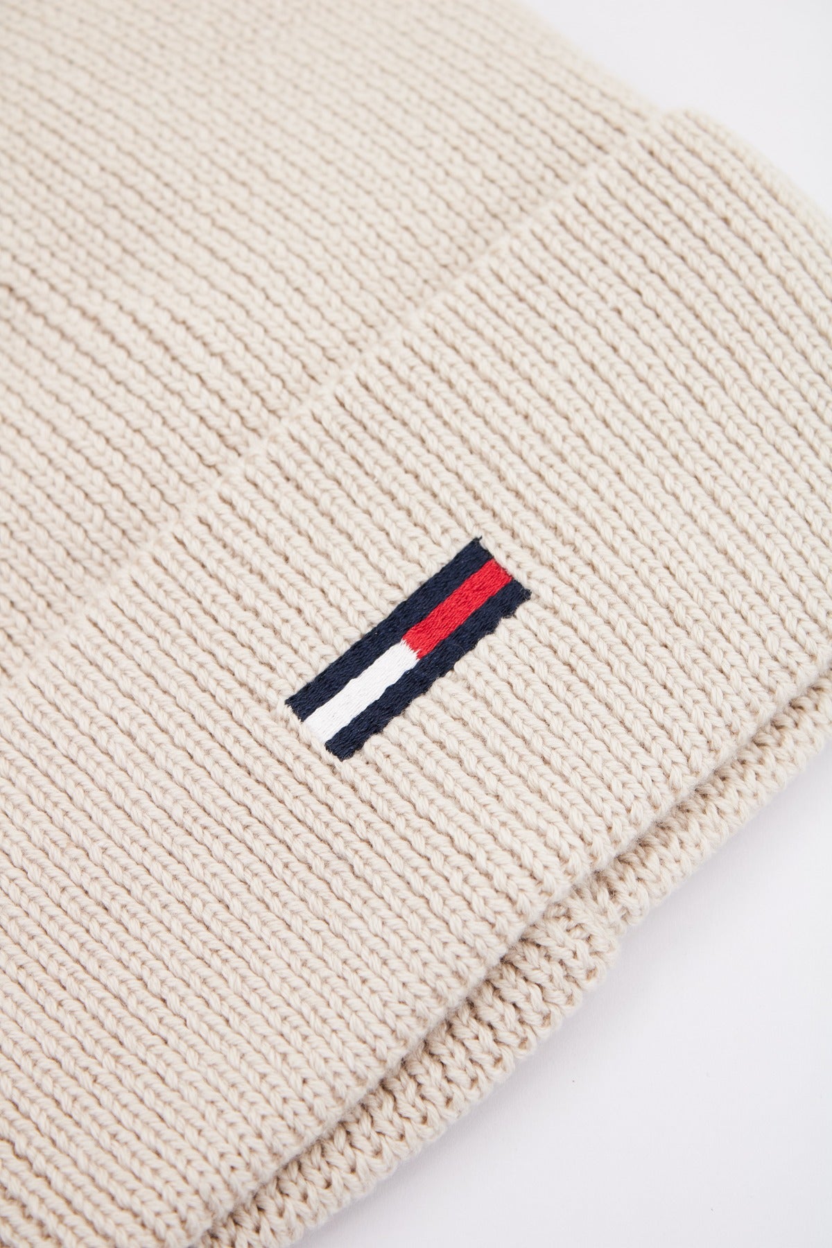 TOMMY JEANS TJW ELONGATED FLAG BEANI en color BEIS (3)