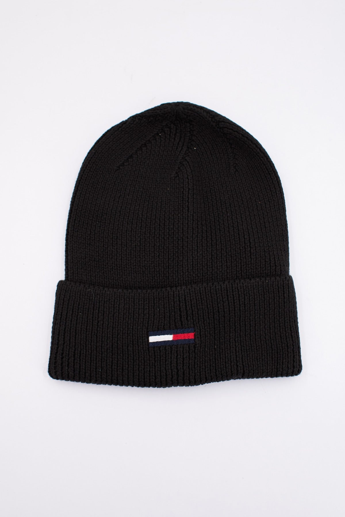 TOMMY JEANS TJW ELONGATED FLAG BEANI en color NEGRO (1)