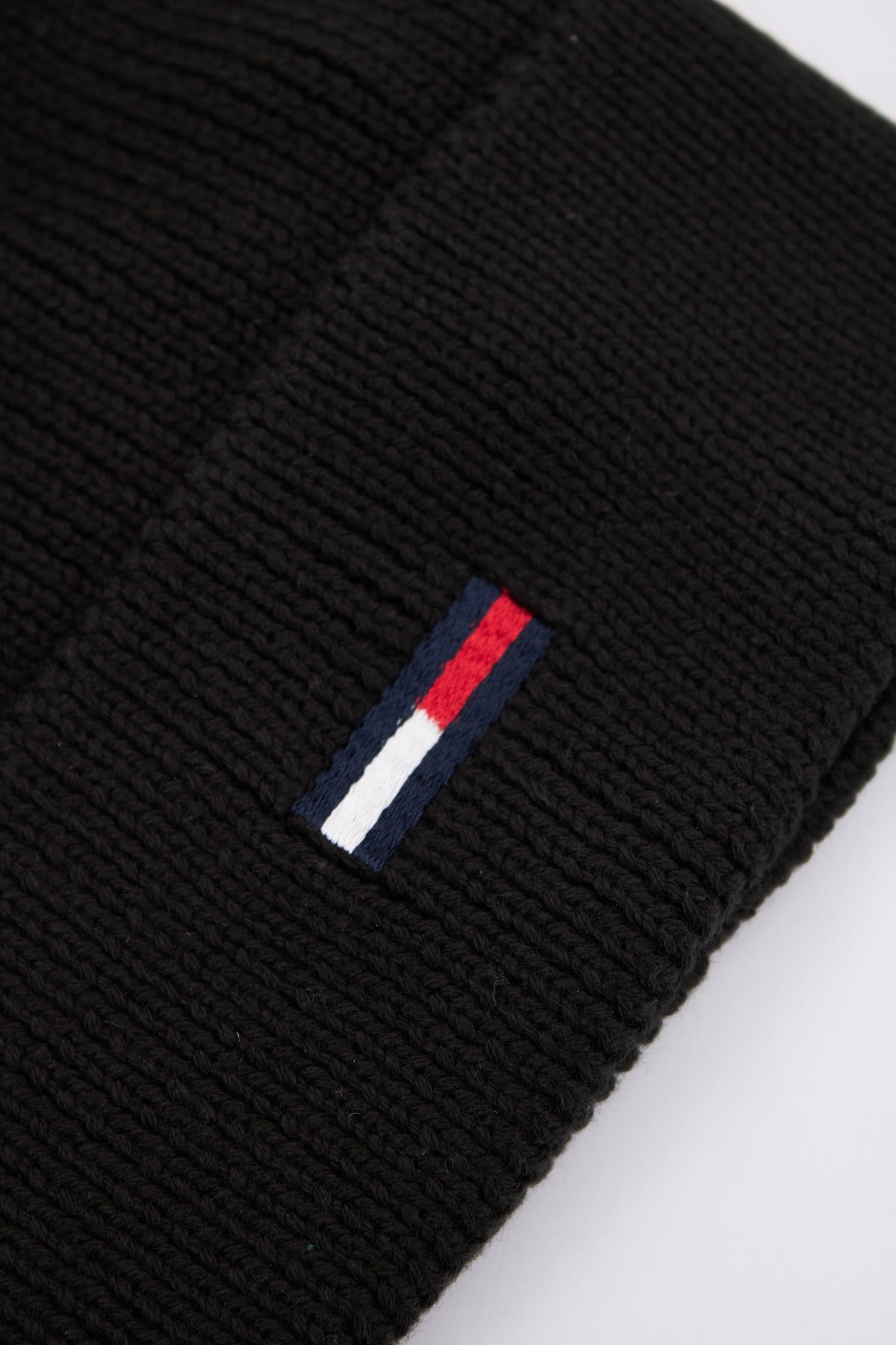 TOMMY JEANS TJW ELONGATED FLAG BEANI en color NEGRO (3)