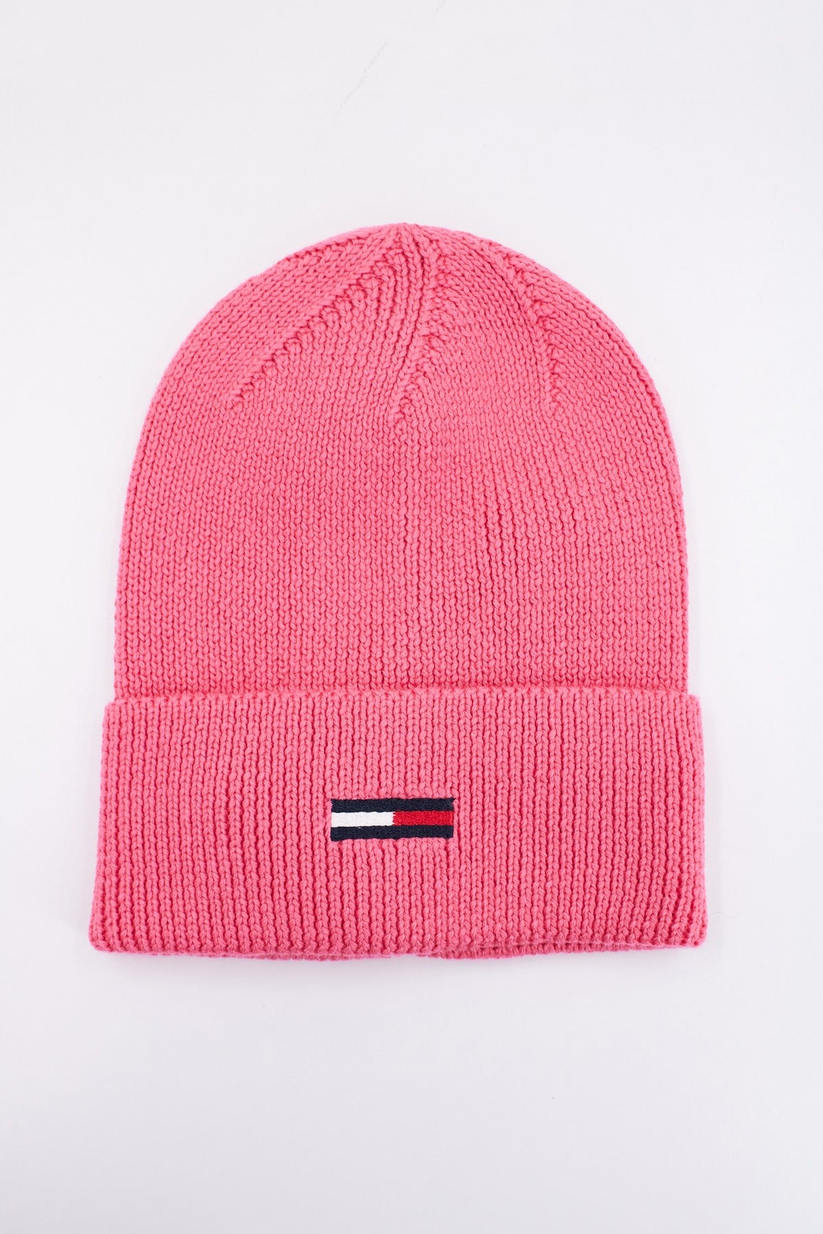 TOMMY JEANS TJW ELONGATED FLAG BEANI en color ROSA (1)