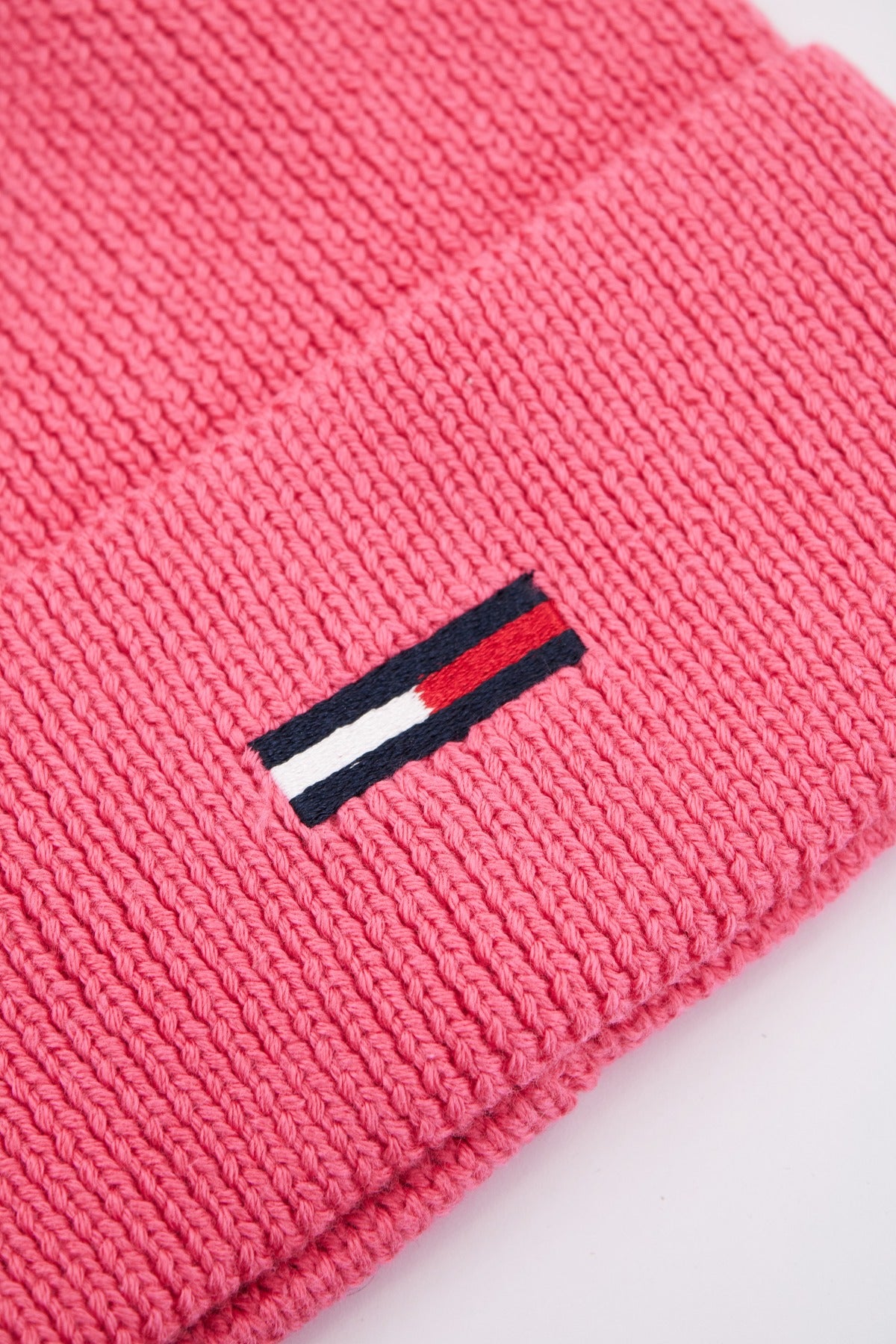 TOMMY JEANS TJW ELONGATED FLAG BEANI en color ROSA (3)