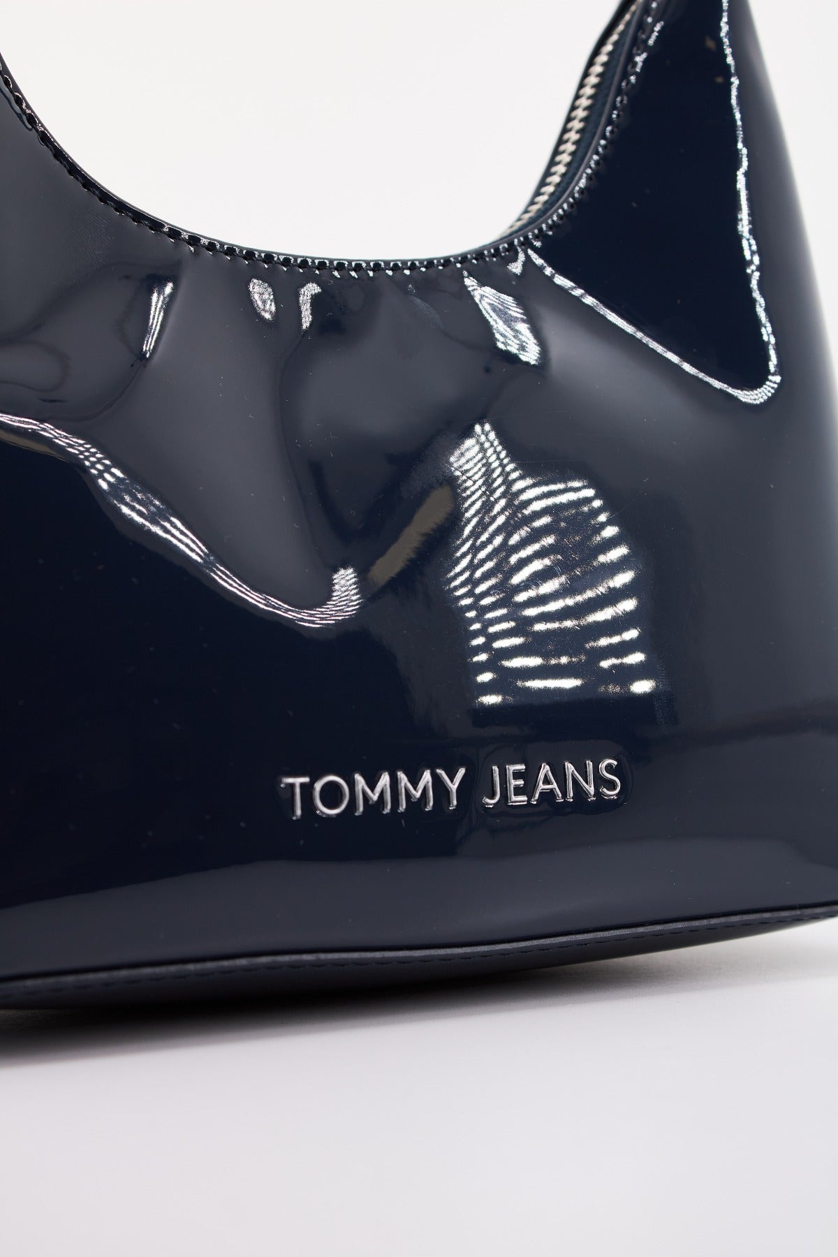 TOMMY JEANS TJW ESS MUST SHOULDER BA en color AZUL (4)
