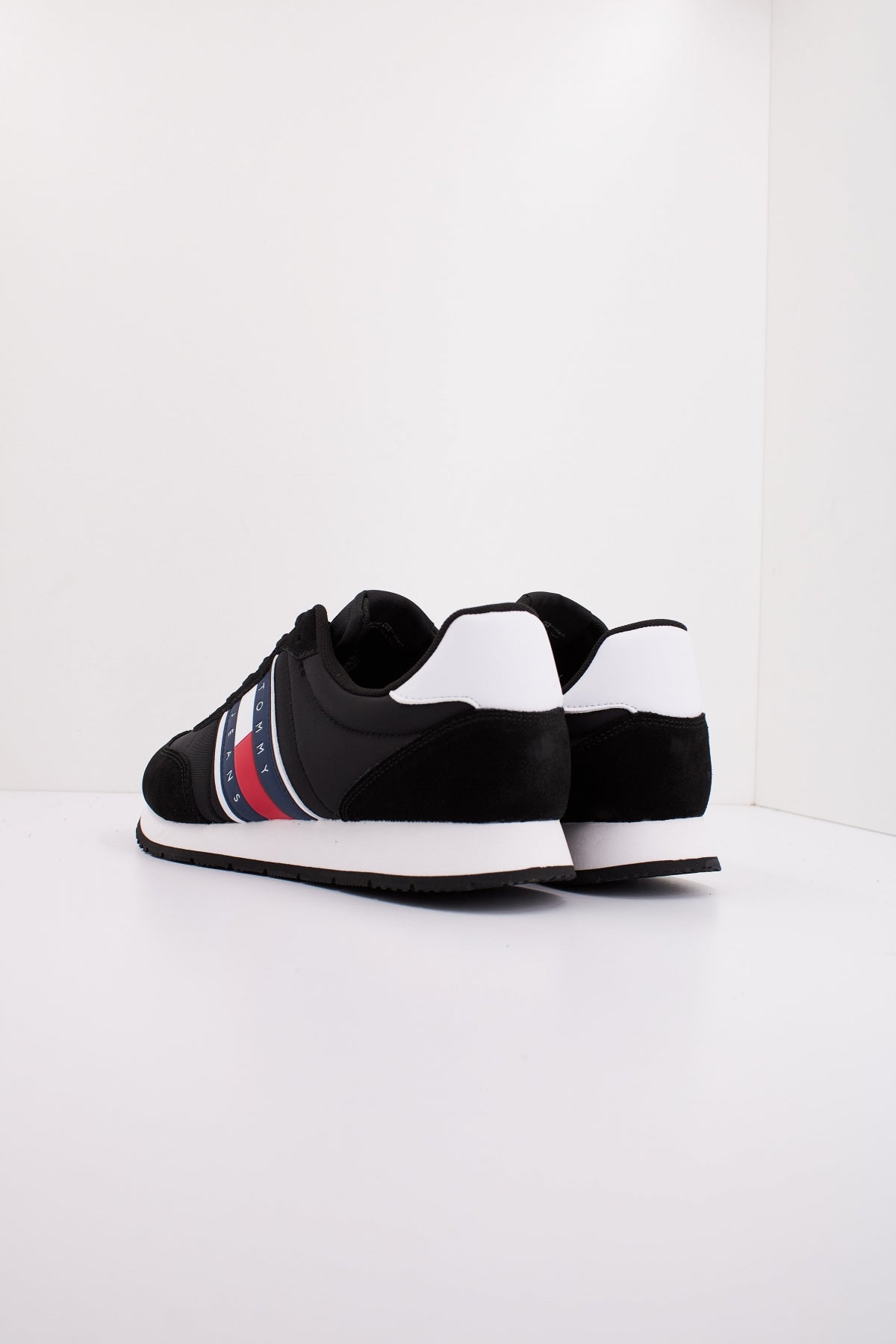 TOMMY JEANS TJM RUNNER CASUAL en color NEGRO (4)