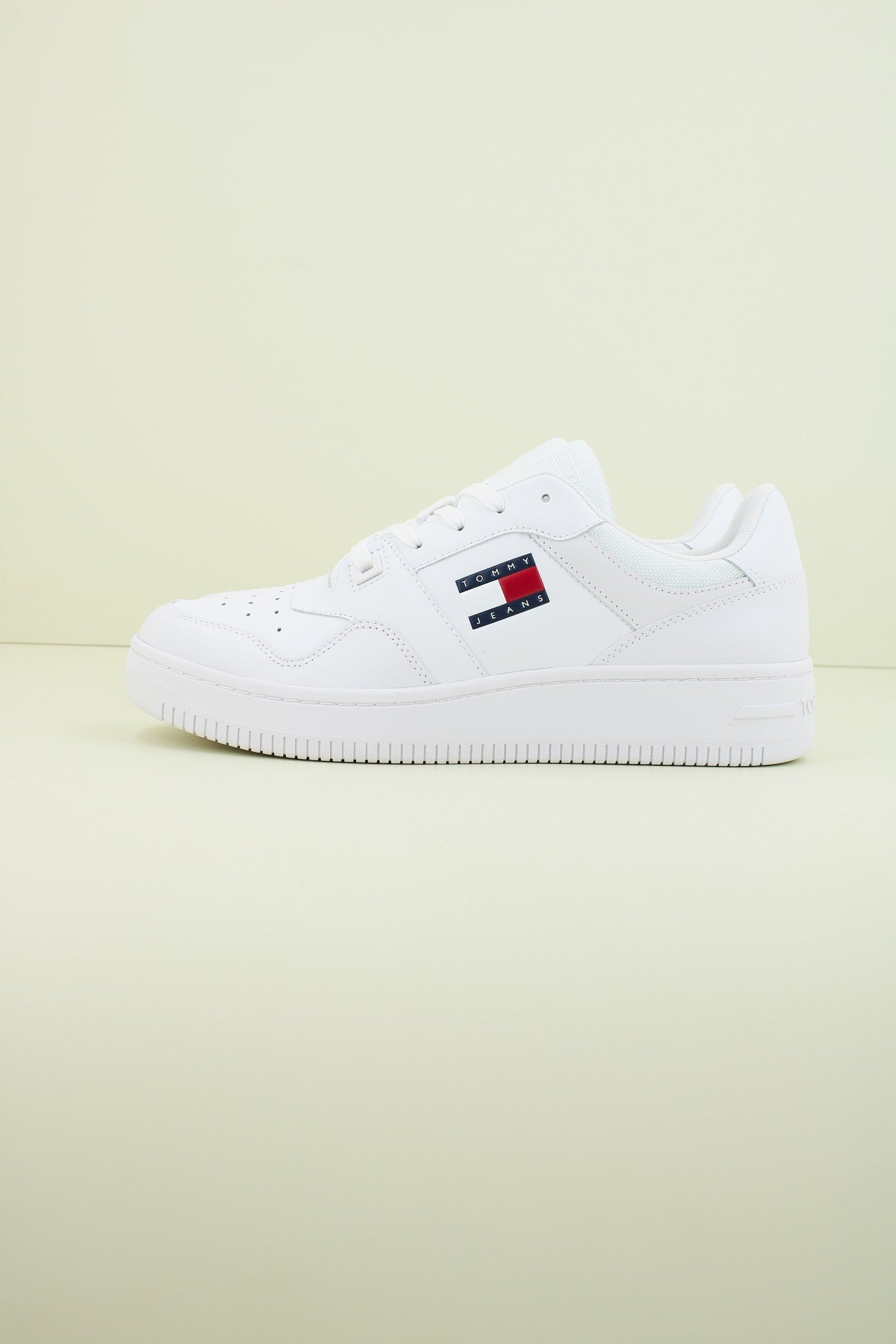 TOMMY JEANS TJM RETRO BASKET en color BLANCO (1)