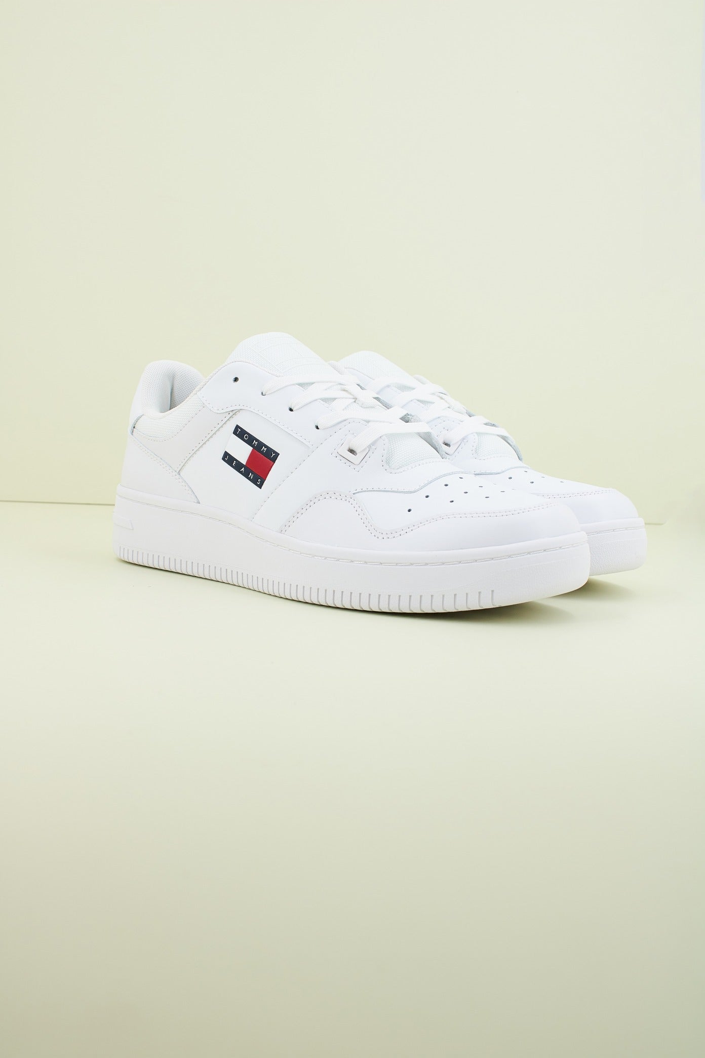 TOMMY JEANS TJM RETRO BASKET en color BLANCO (2)