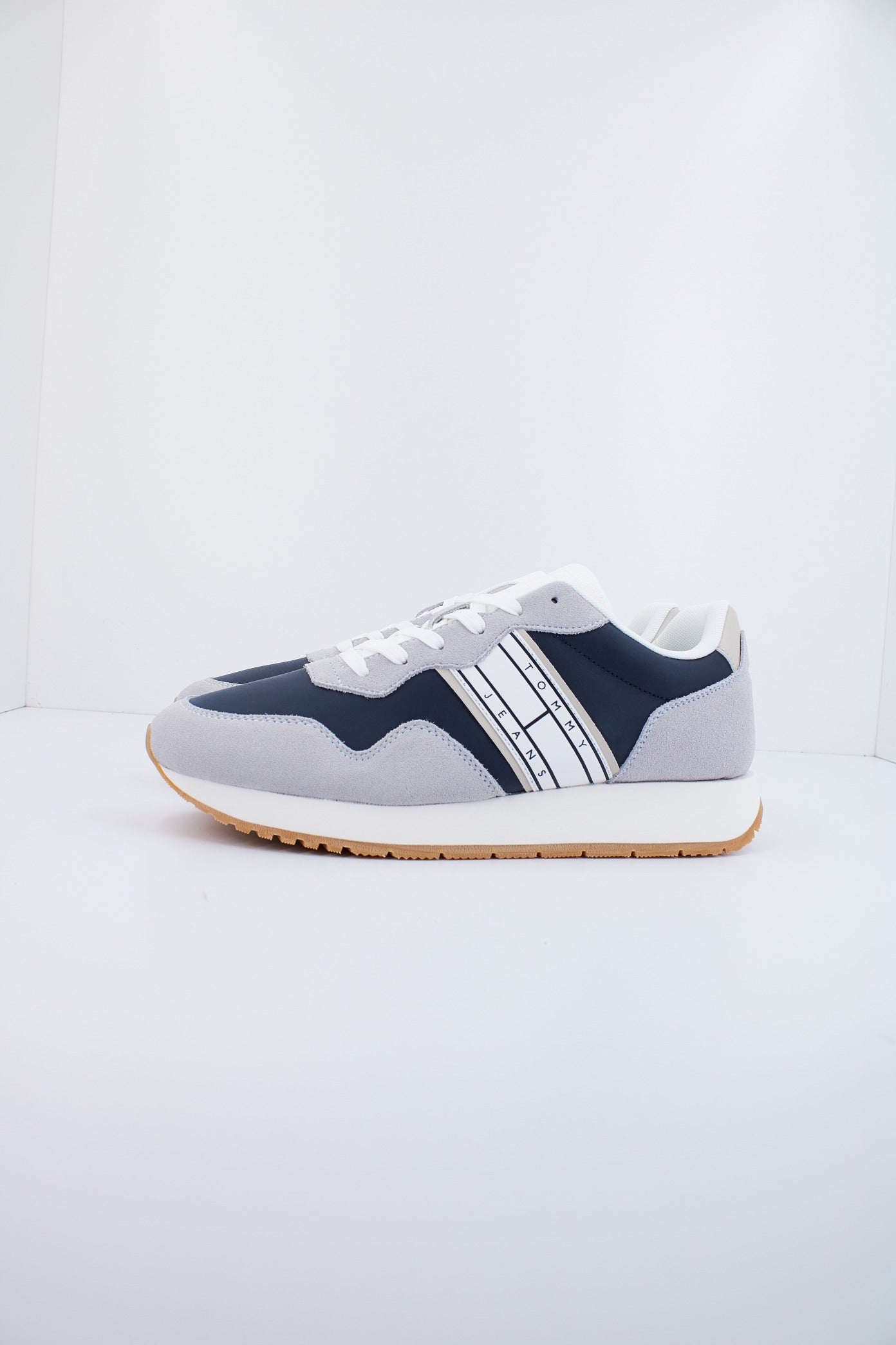 TOMMY JEANS TJM MODERN RUNNER en color GRIS (1)