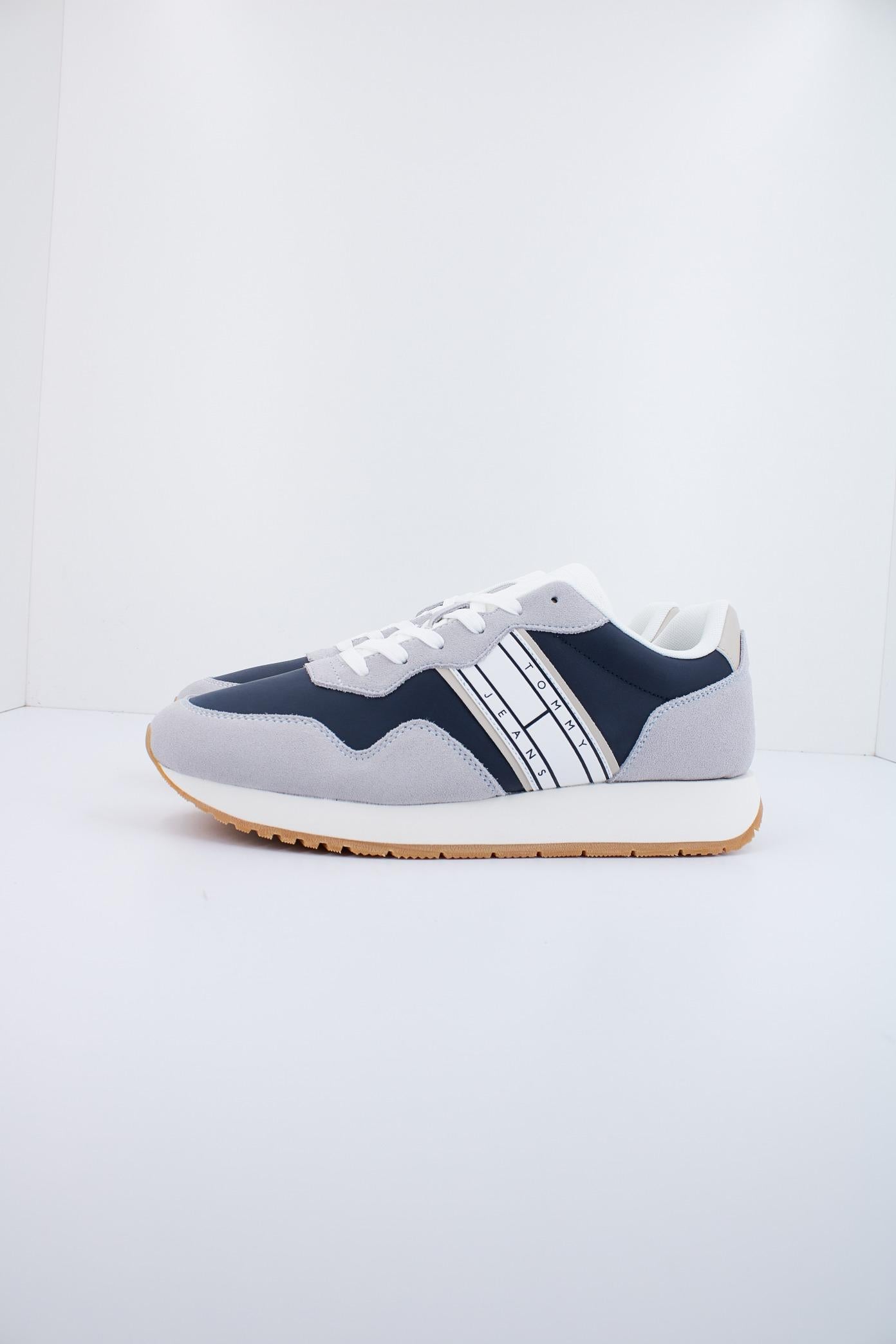 TOMMY JEANS TJM MODERN RUNNER en color GRIS (1)