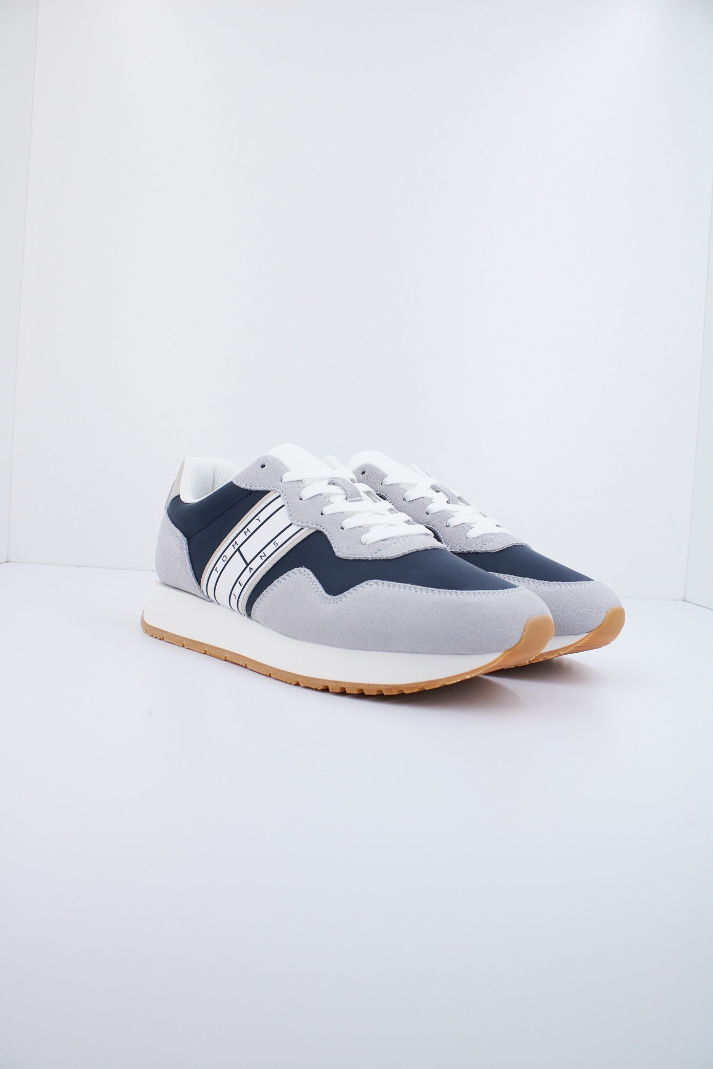 TOMMY JEANS TJM MODERN RUNNER en color GRIS (2)