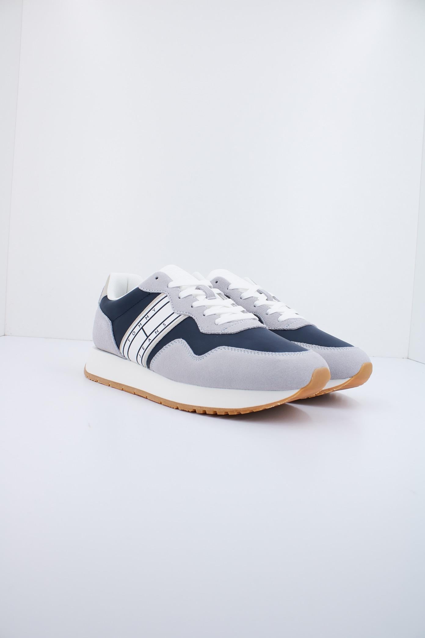 TOMMY JEANS TJM MODERN RUNNER en color GRIS (2)