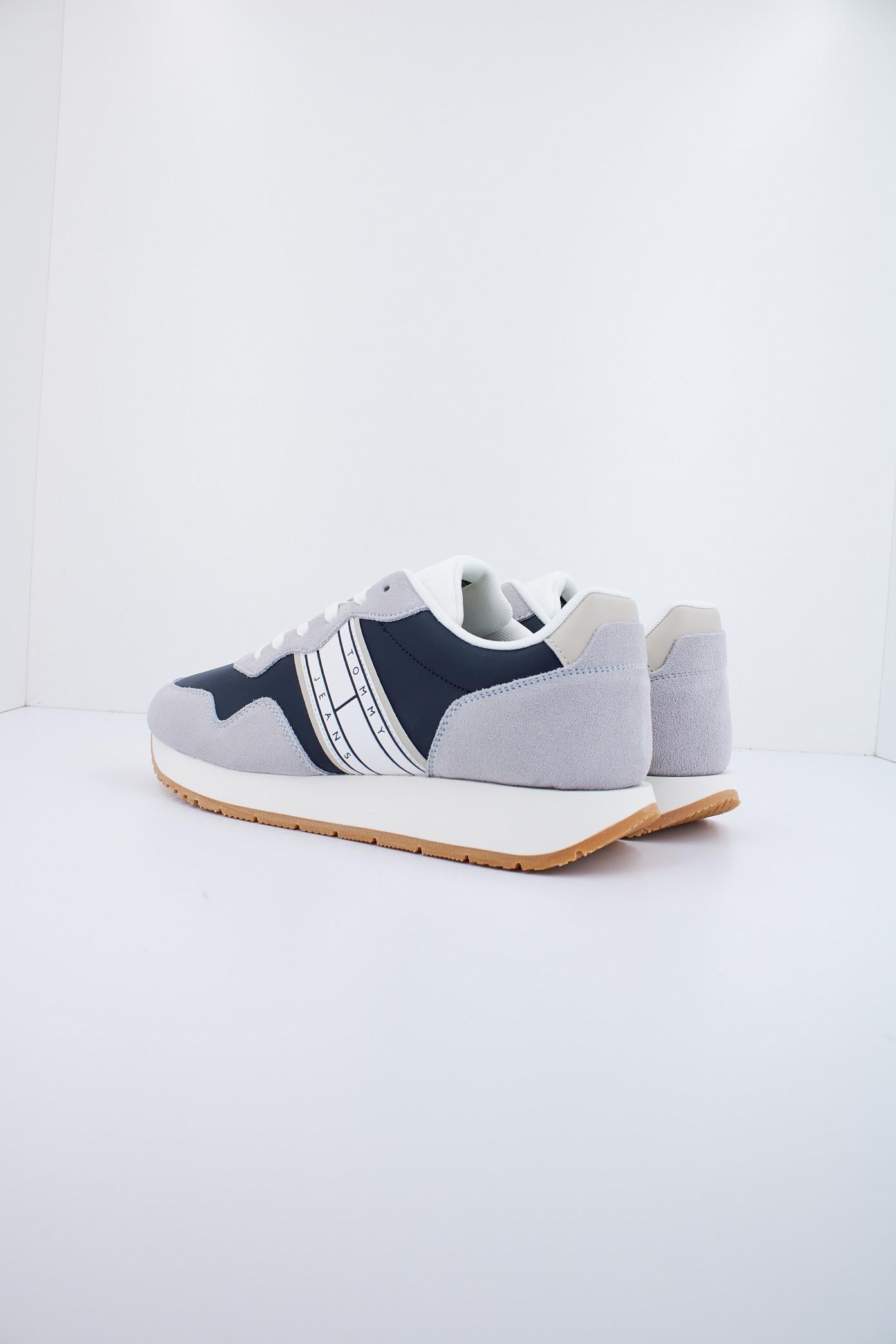 TOMMY JEANS TJM MODERN RUNNER en color GRIS (3)