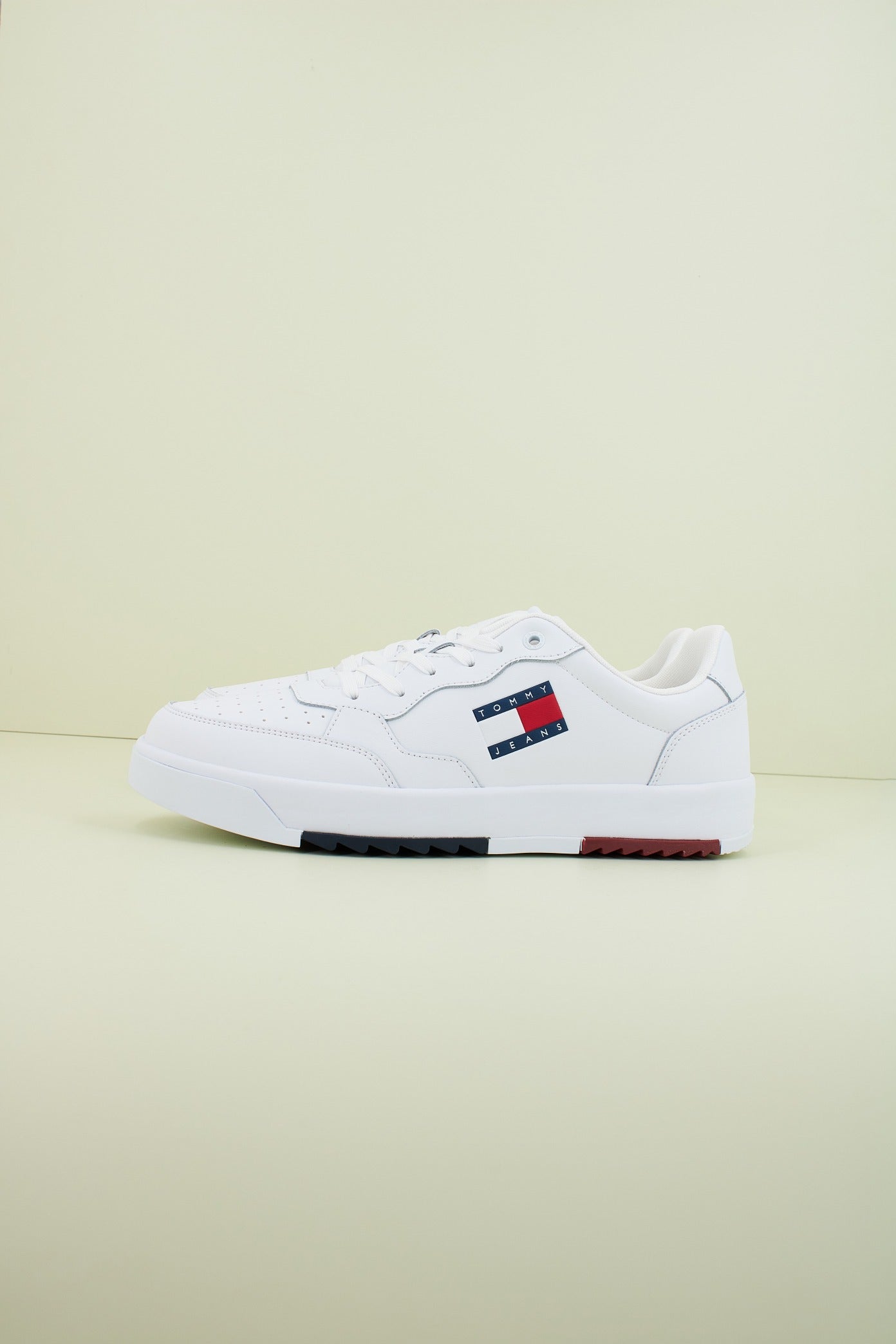TOMMY JEANS TJM RETRO ESS en color BLANCO (1)