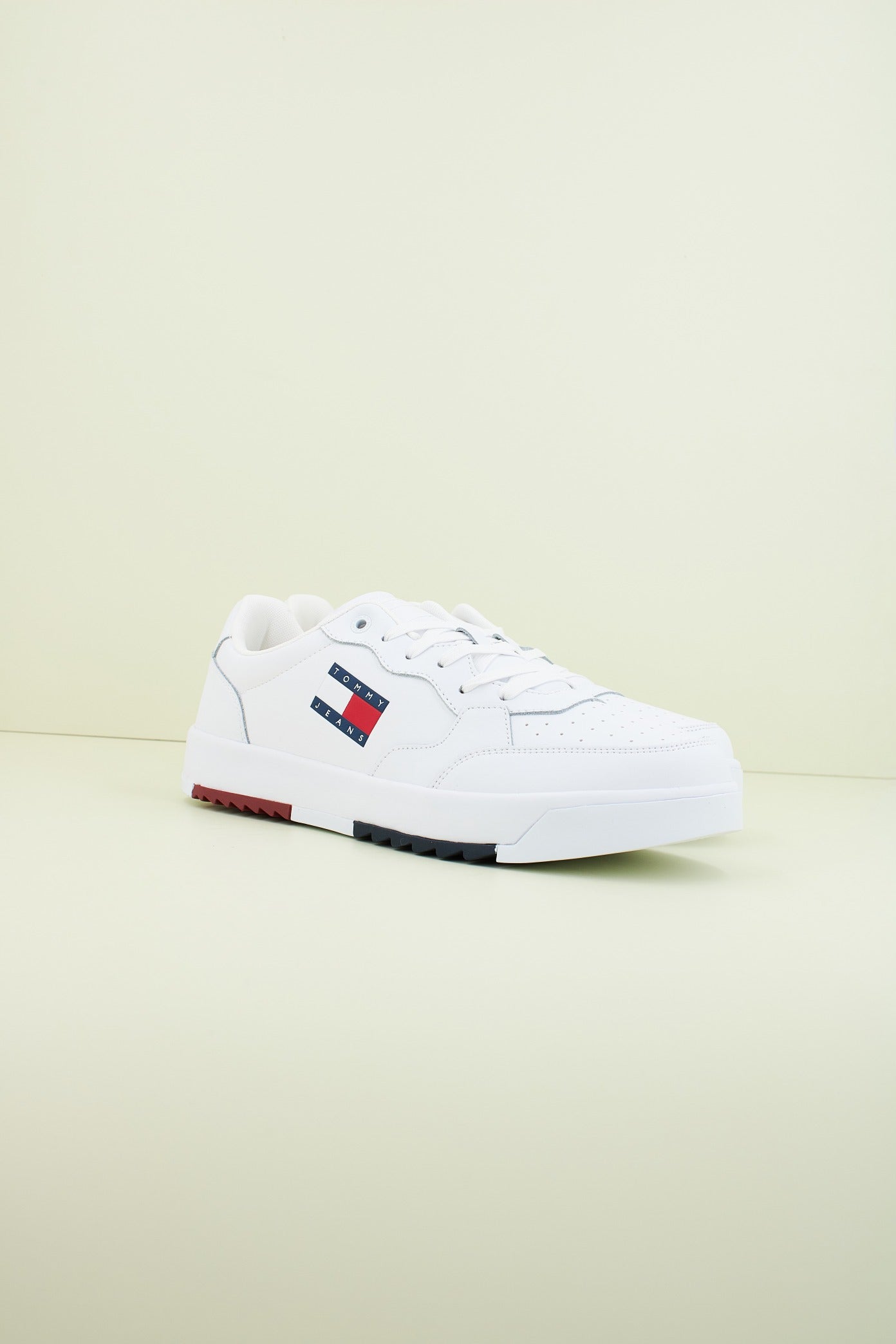 TOMMY JEANS TJM RETRO ESS en color BLANCO (2)