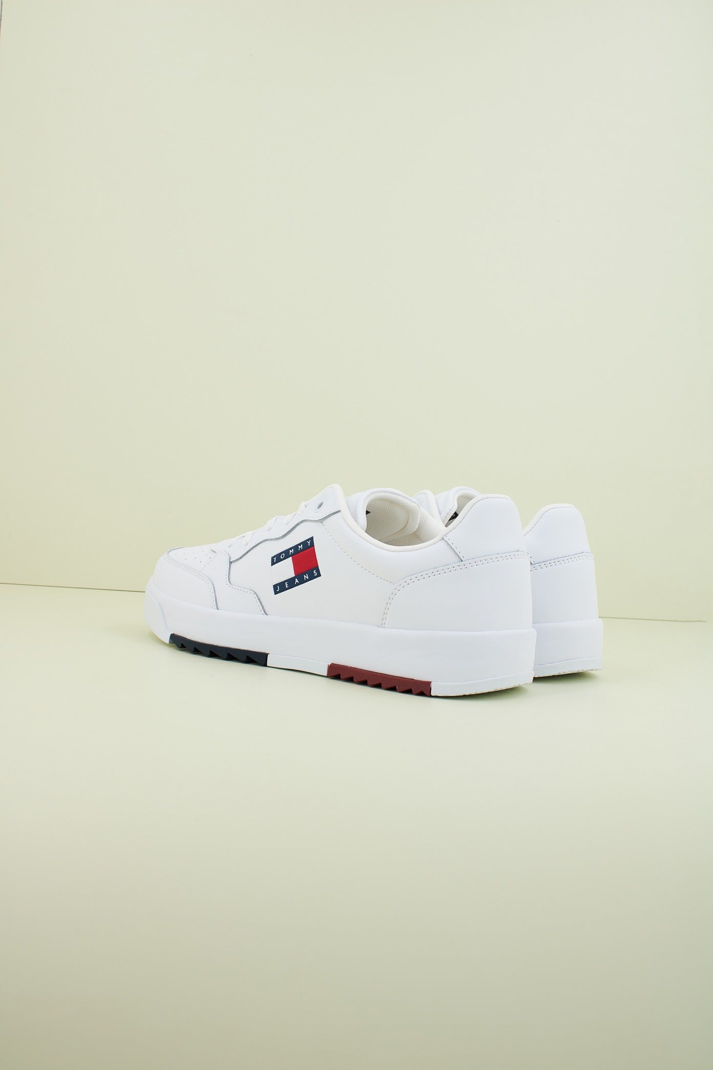 TOMMY JEANS TJM RETRO ESS en color BLANCO (3)
