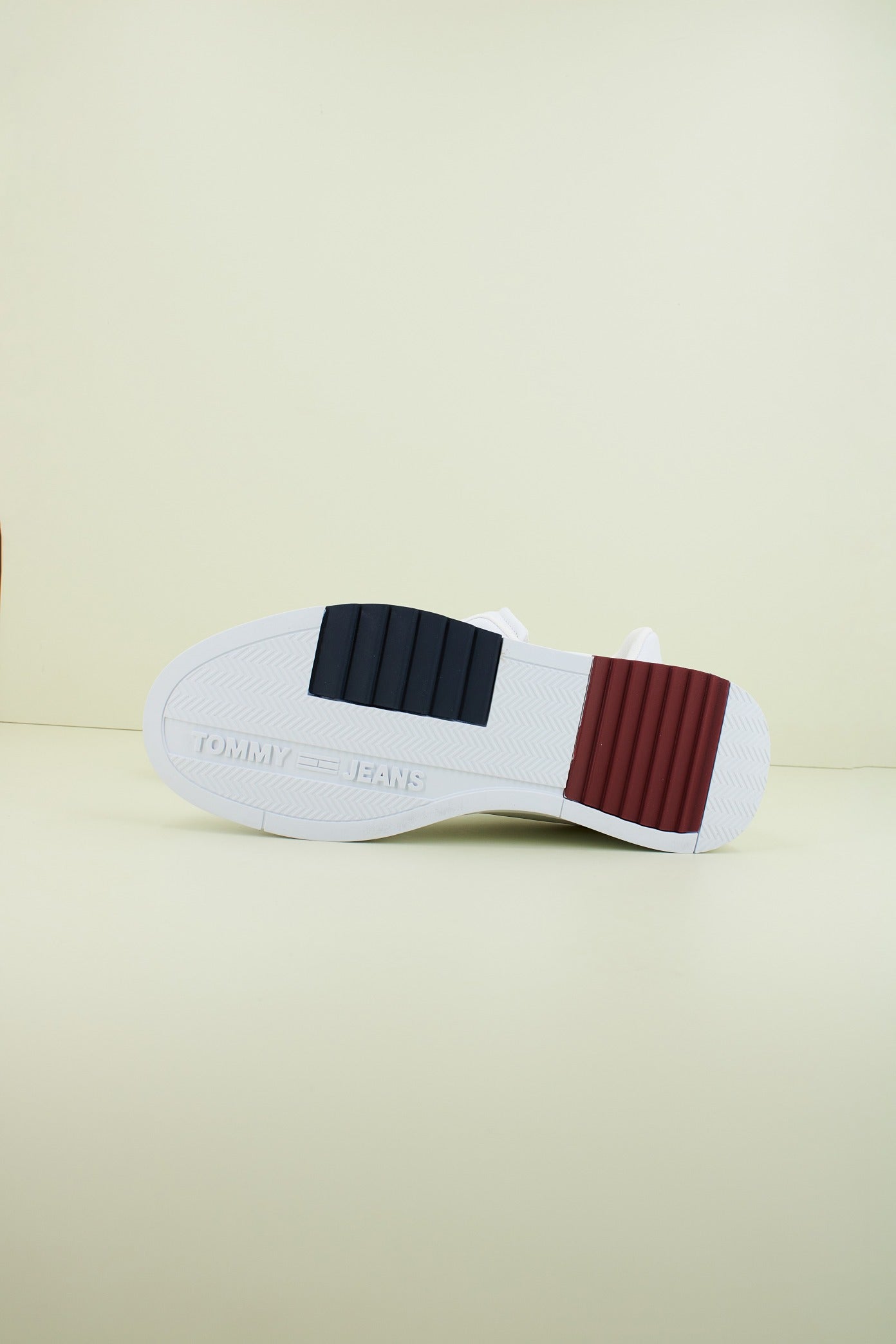 TOMMY JEANS TJM RETRO ESS en color BLANCO (4)