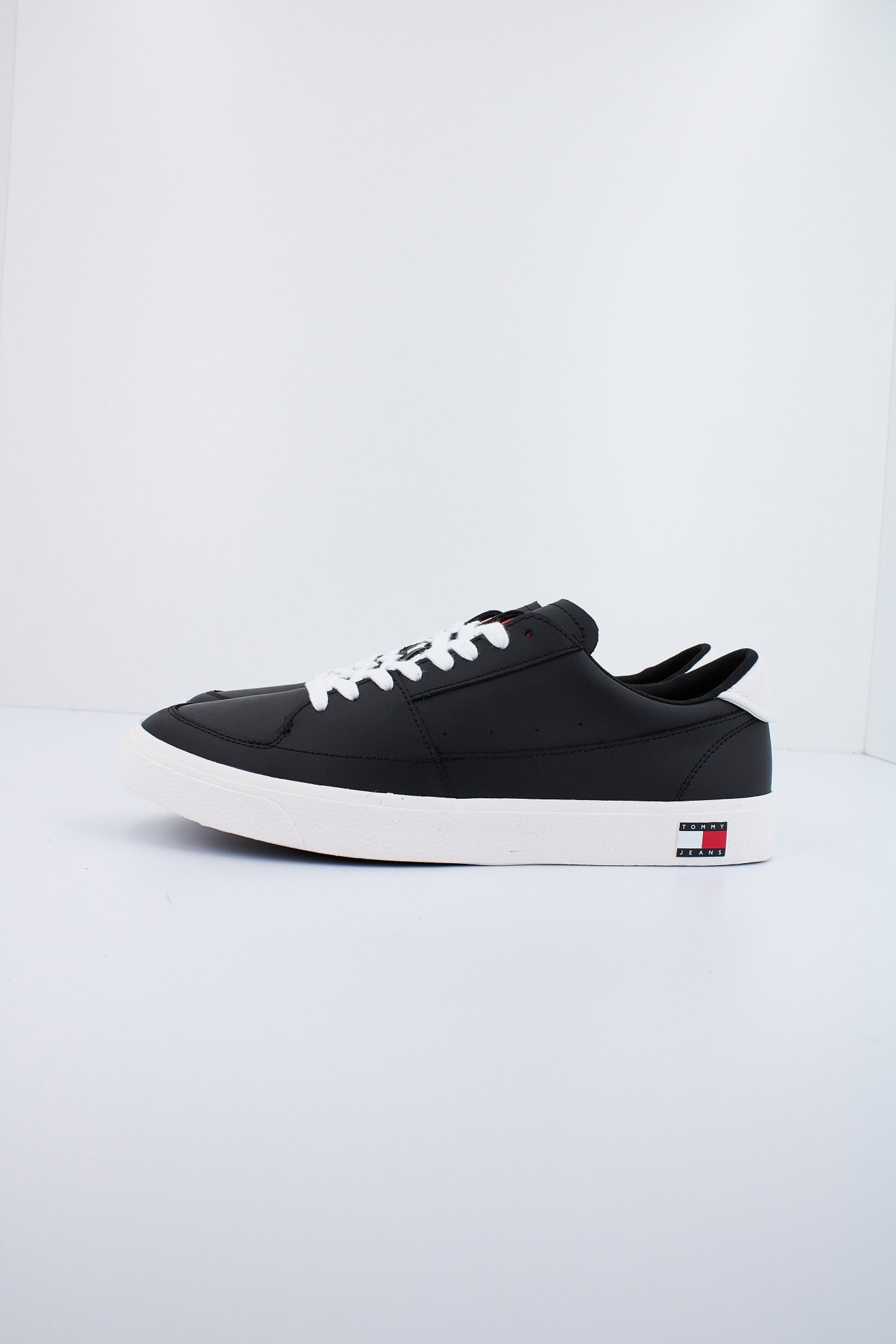 TOMMY JEANS TJM VULCANIZED ESS en color NEGRO (1)