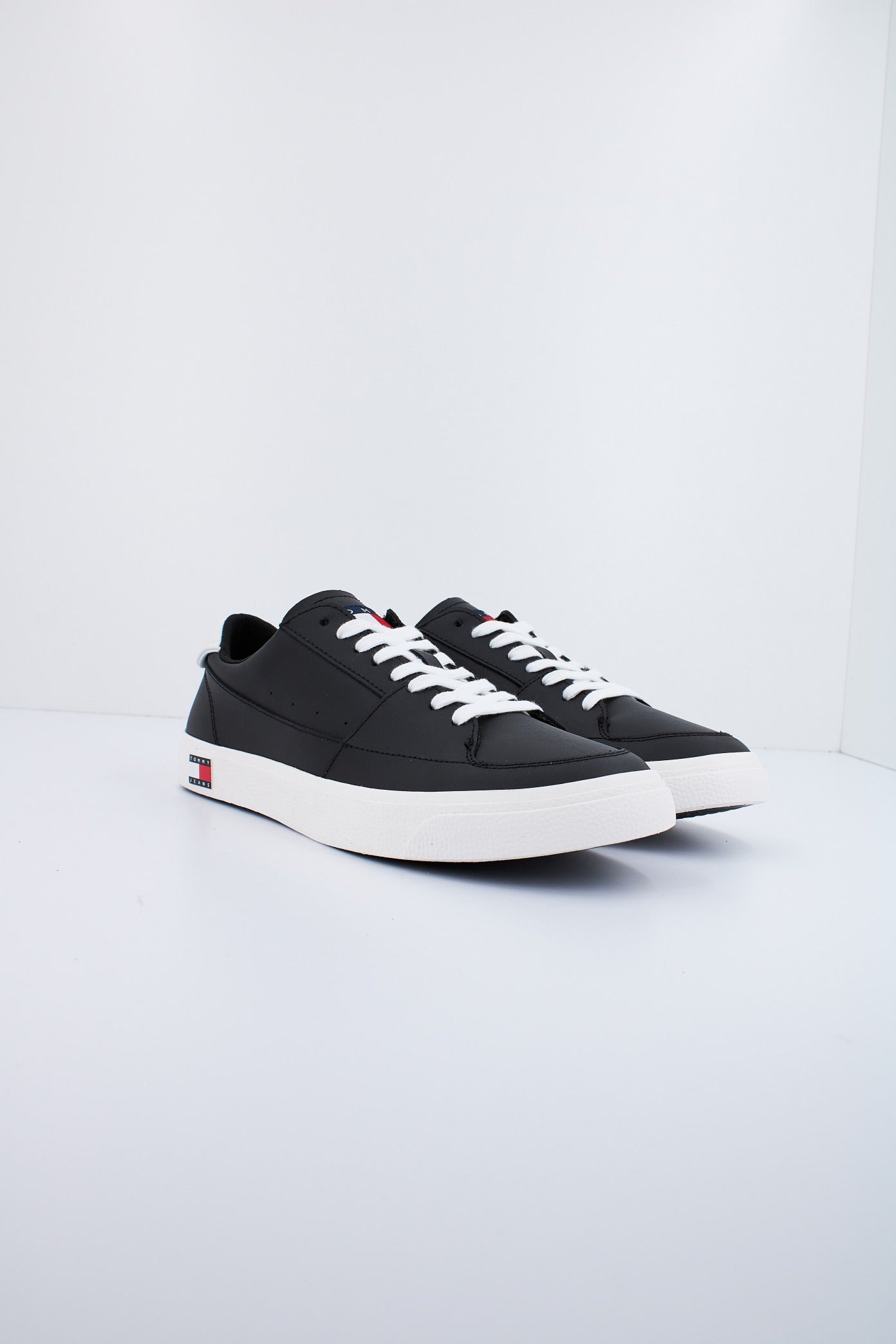 TOMMY JEANS TJM VULCANIZED ESS en color NEGRO (2)