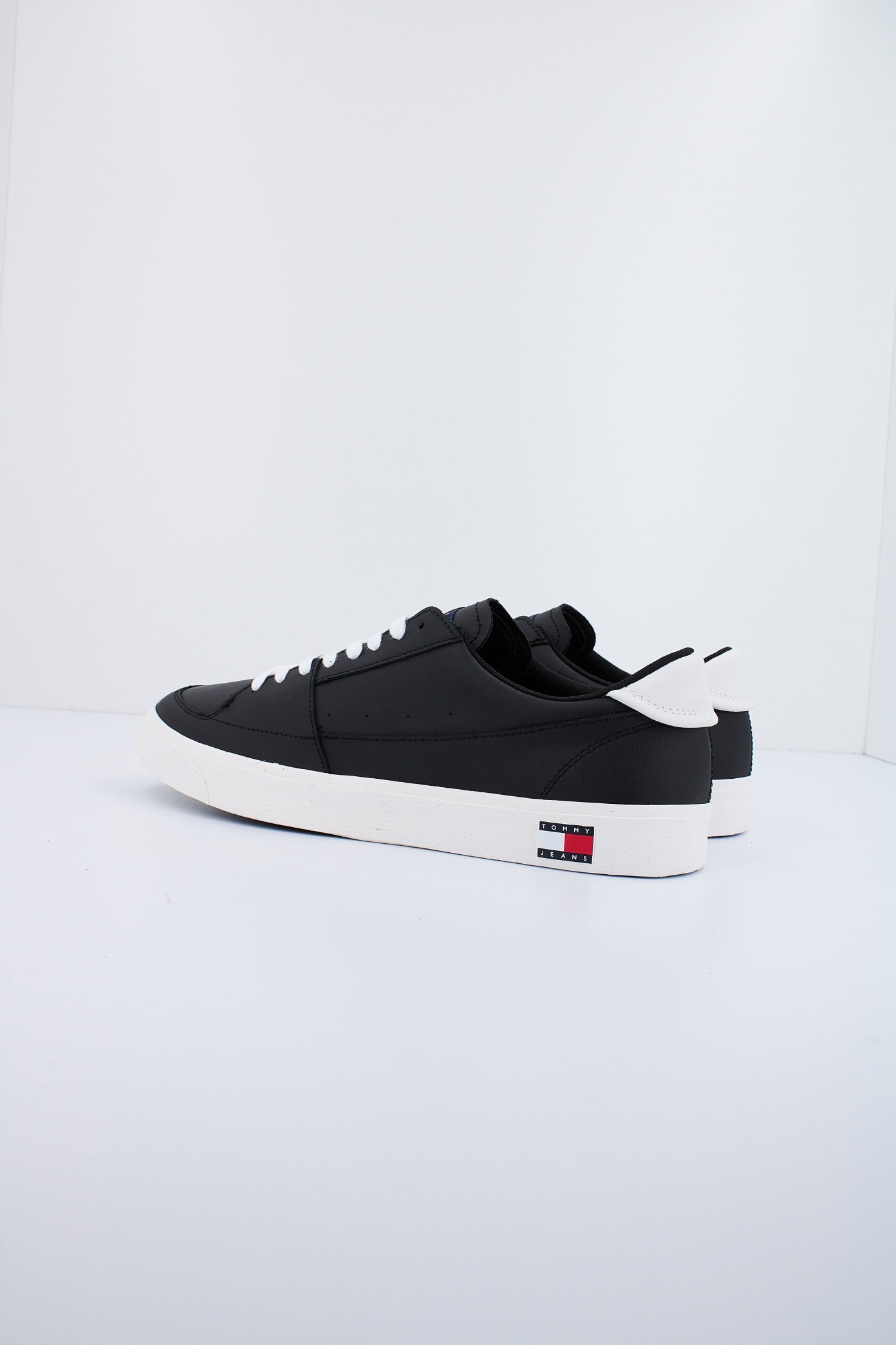 TOMMY JEANS TJM VULCANIZED ESS en color NEGRO (3)