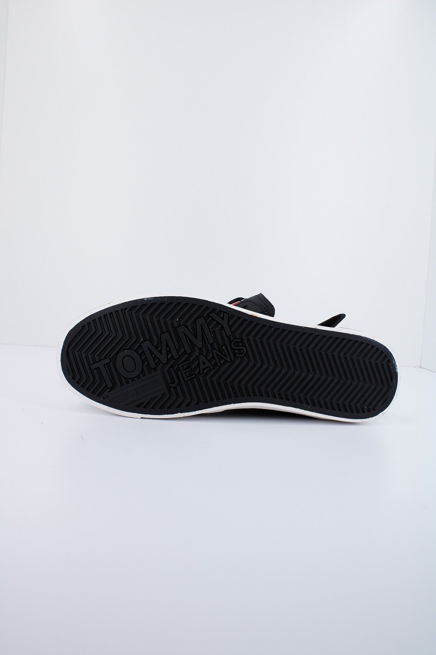 TOMMY JEANS TJM VULCANIZED ESS en color NEGRO (4)