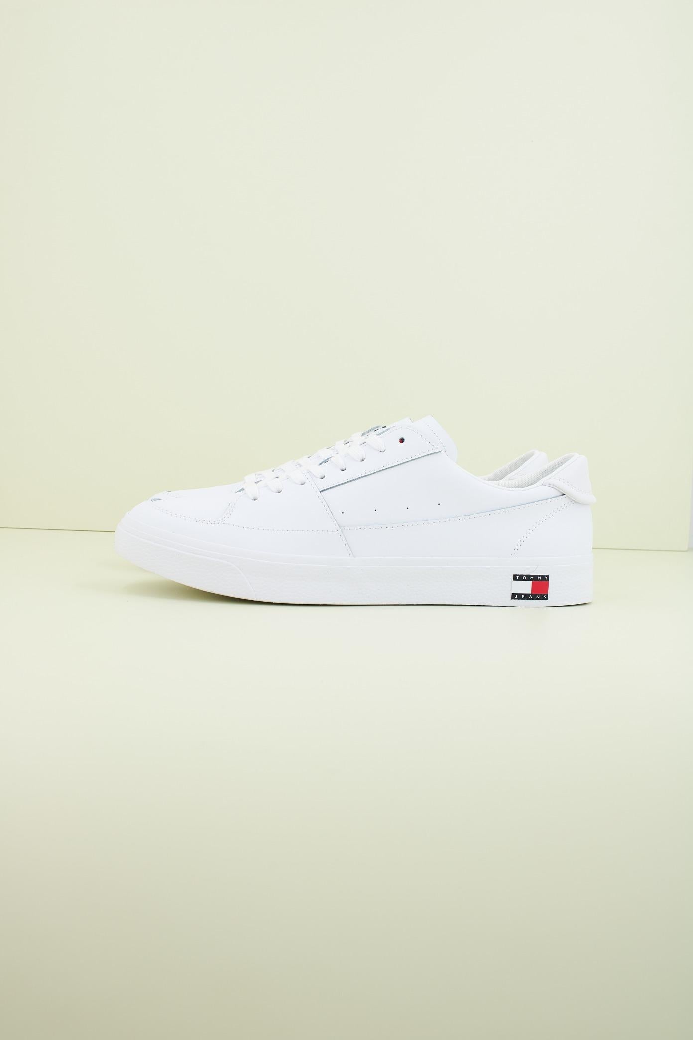 TOMMY JEANS TJM VULCANIZED ESS en color BLANCO (1)