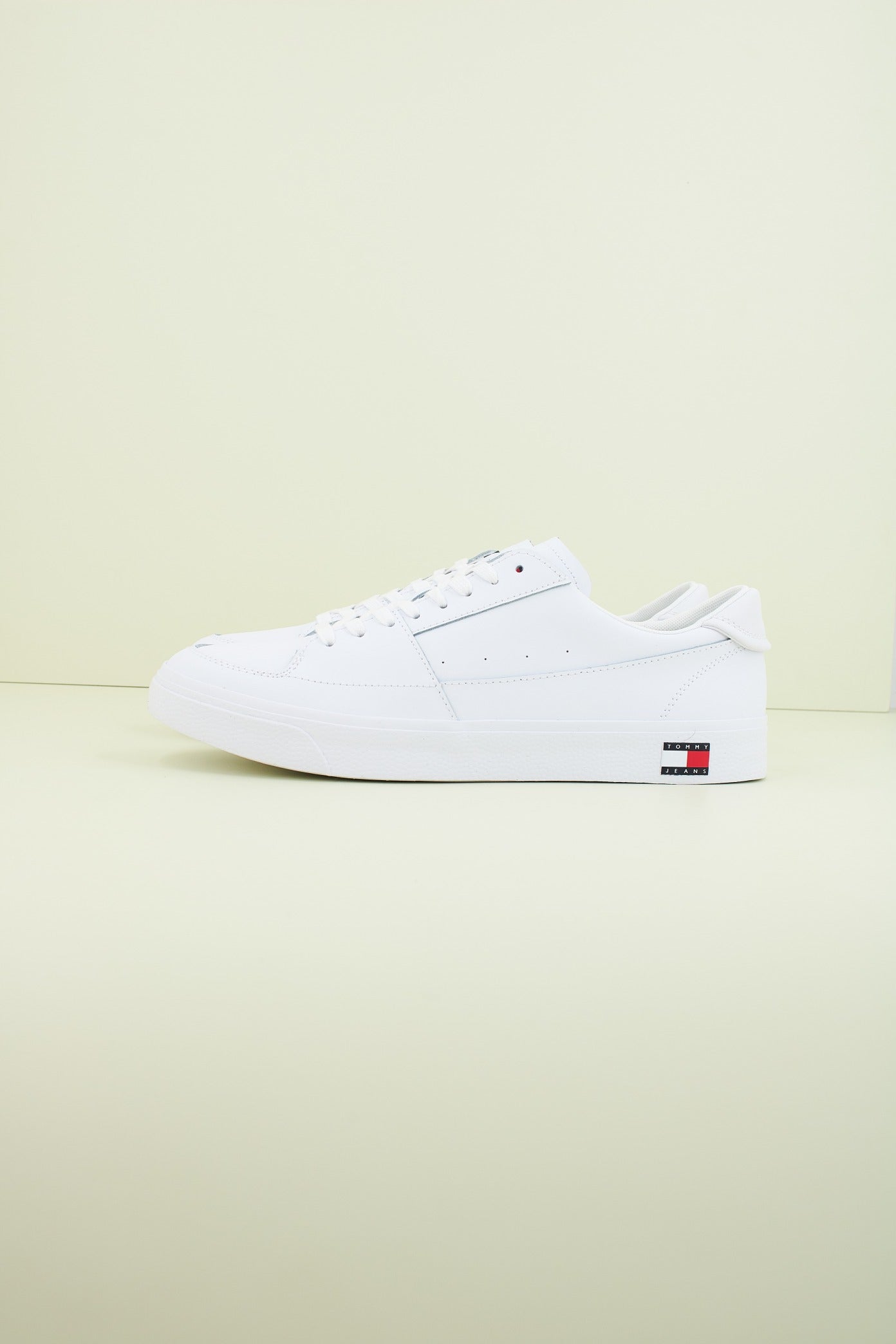 TOMMY JEANS TJM VULCANIZED ESS en color BLANCO (1)