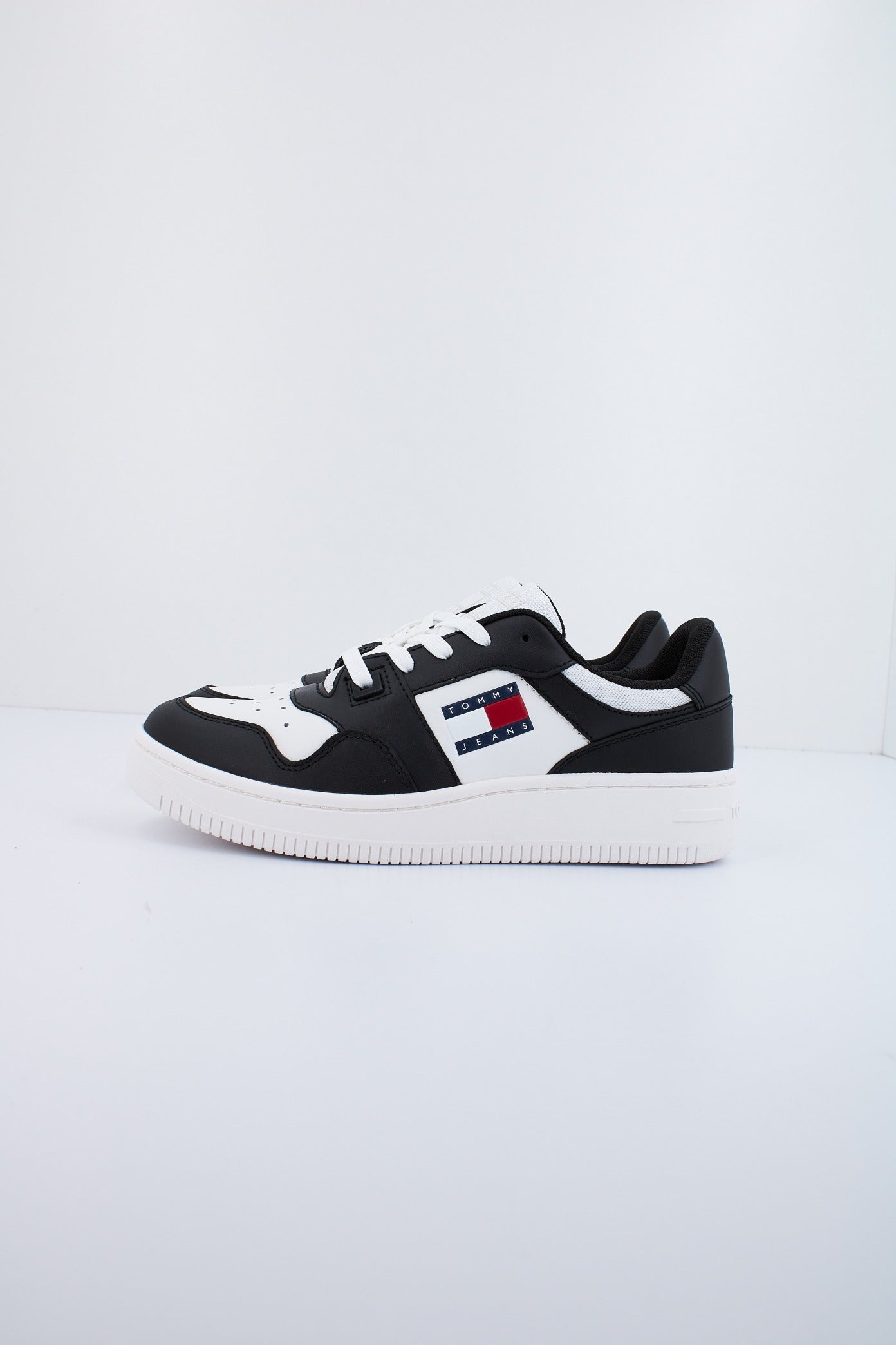 TOMMY JEANS TJW RETRO BASKET ESS en color NEGRO (1)