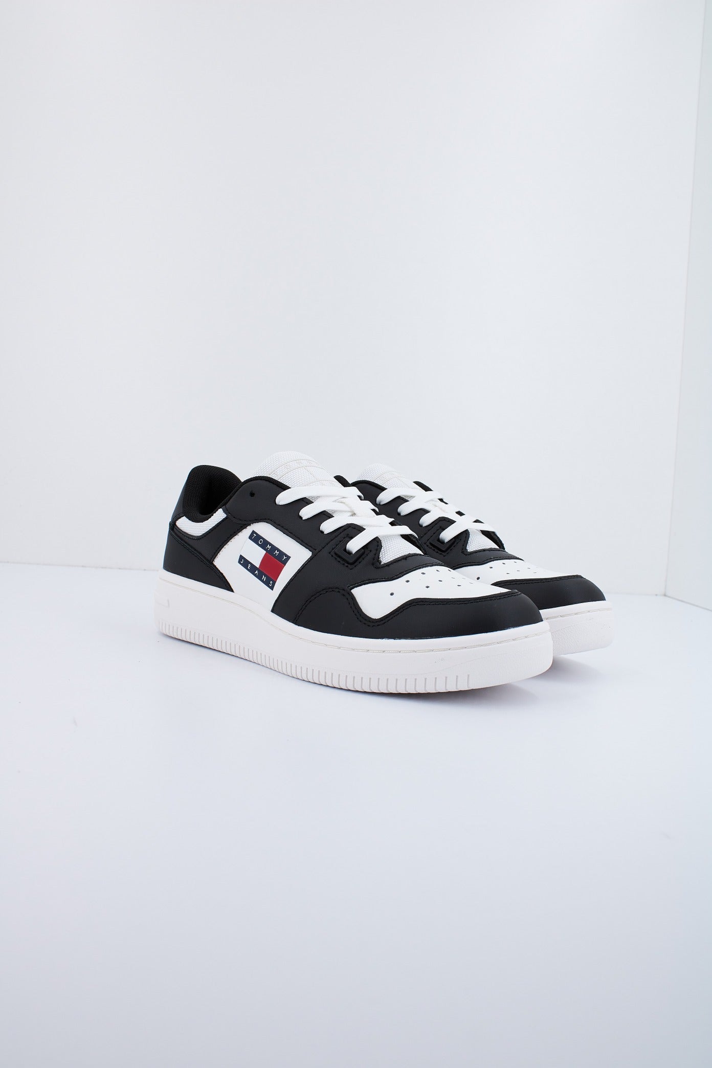 TOMMY JEANS TJW RETRO BASKET ESS en color NEGRO (2)