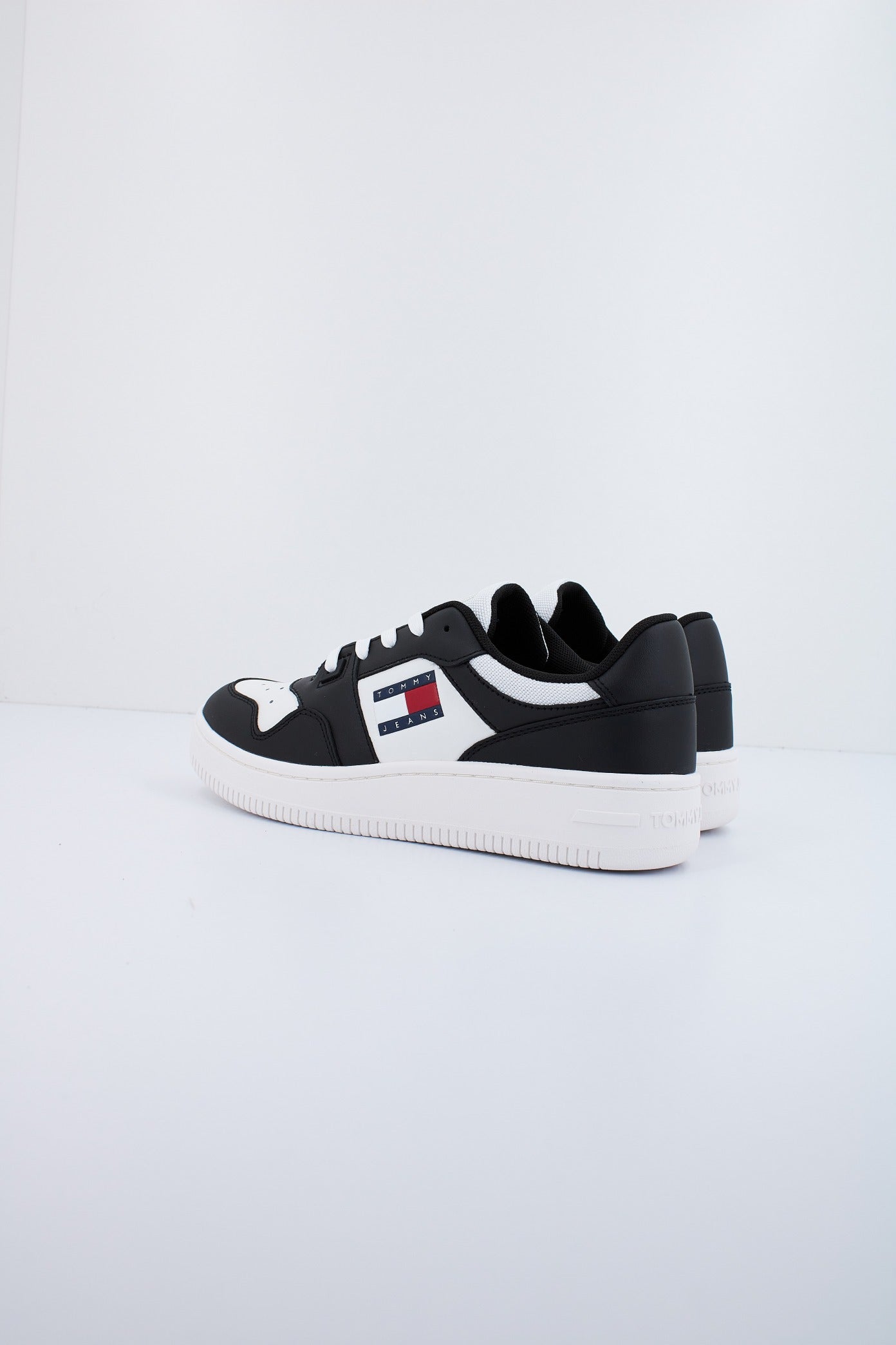 TOMMY JEANS TJW RETRO BASKET ESS en color NEGRO (3)