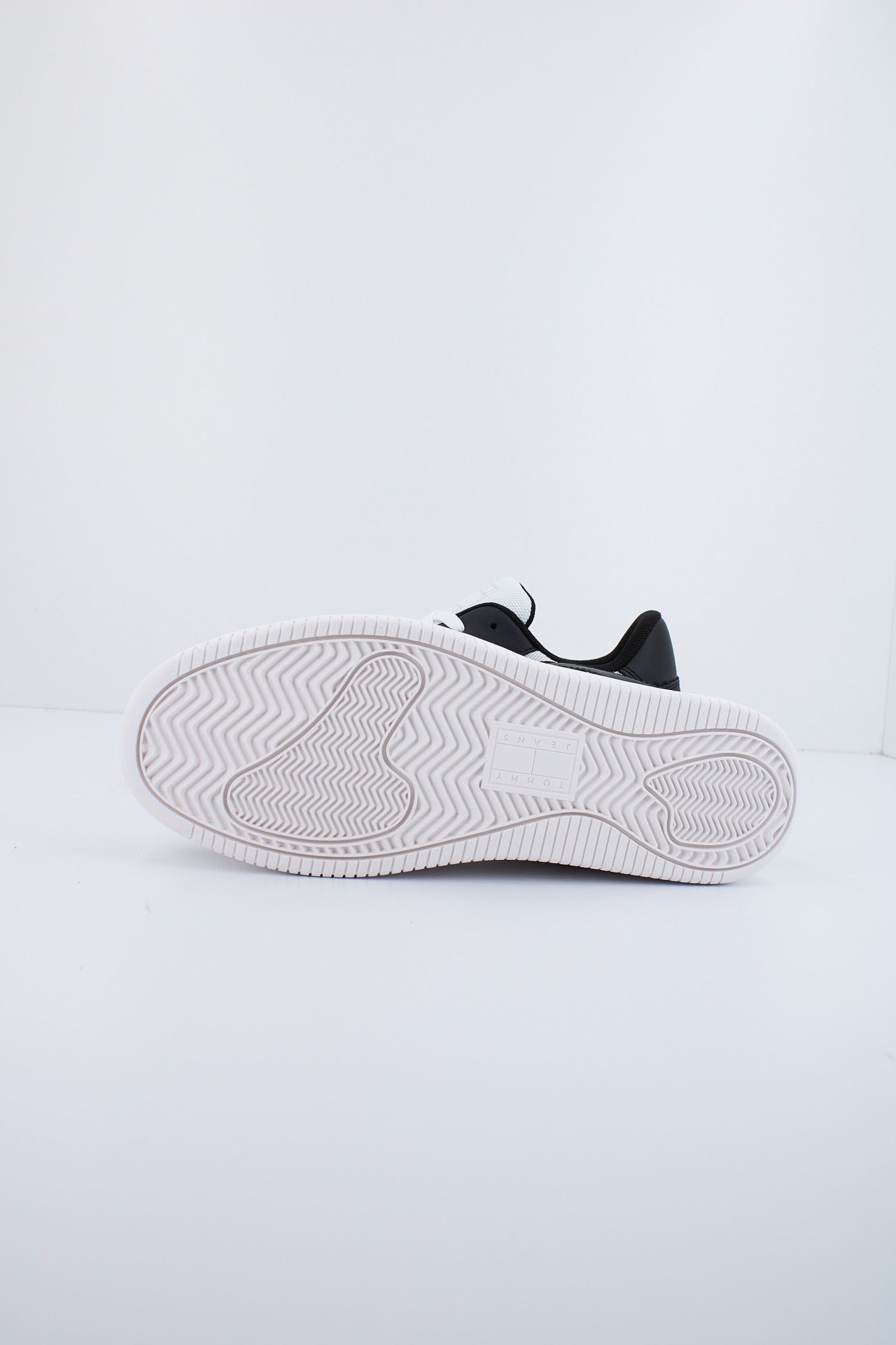 TOMMY JEANS TJW RETRO BASKET ESS en color NEGRO (4)